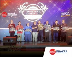 IIK Bhakta meraih penghargaan Jawa Post Radar Kediri Awards sebagai  “University of Excellent Reputation” di Graha Panglima (15/03/2023).