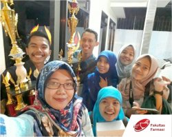 Tim Mahasiswa Prodi S1 Farmasi terdiri dari Titin Hidayana, Novia Putri, Sella Mulya Raih Juara 1 Lomba Innotech Tingkat Kota Kediri 2018 di Balai Kota Kediri.
